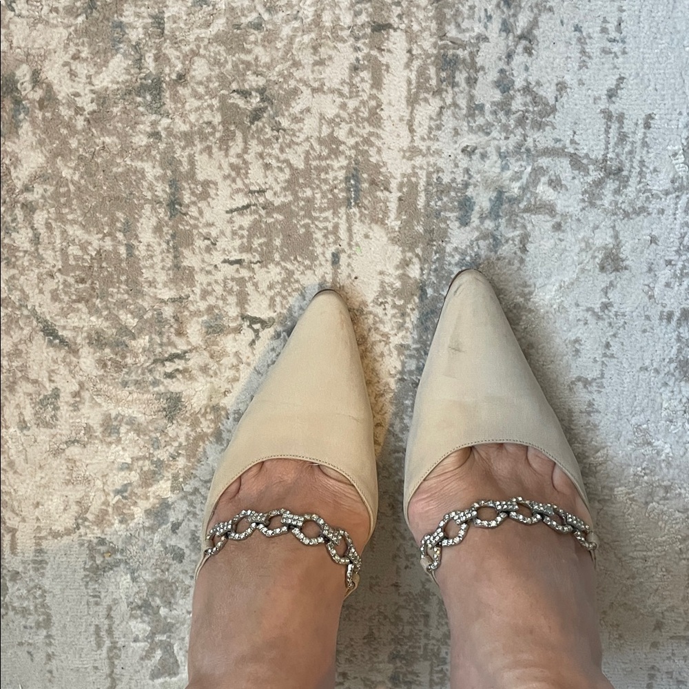 Manolo Blahnik (authentic) Cream Pointed Toe Mules with Silver Chain - Picture 2 of 12